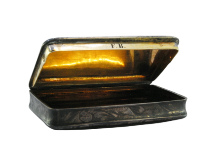 Caixa de rapé em prata nielada com interior dourado.